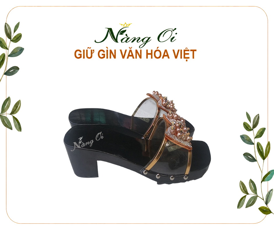 guốc mộc quai trong đín nơ đá lấp lánh, được sơn lớp sơn đen bóng nổi bật